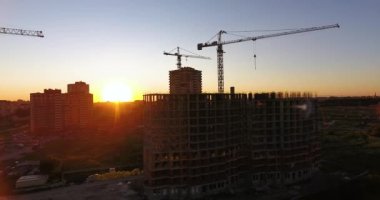 Gün batımında yeni bir yerleşim tesisinin hava aracı görüntüsü