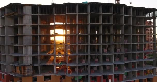 El sol irrumpiendo en los pisos inacabados de un edificio residencial — Vídeos de Stock