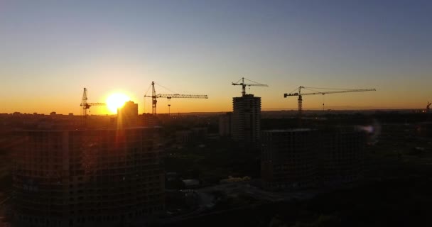 Vista aérea do drone da construção de um complexo residencial novo no por do sol — Vídeo de Stock