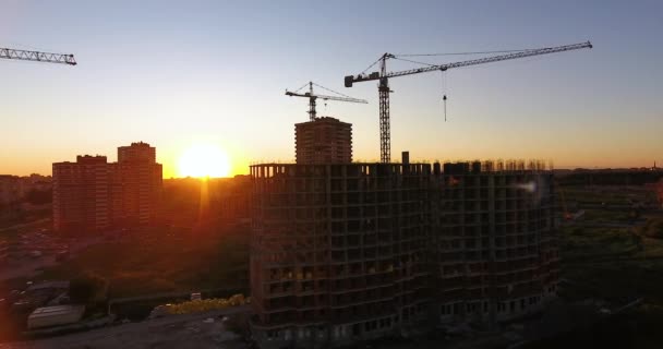 Veduta aerea drone di costruzione di un nuovo complesso residenziale al tramonto — Video Stock