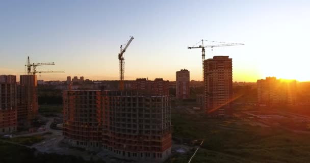 Veduta aerea drone di costruzione di un nuovo complesso residenziale al tramonto — Video Stock