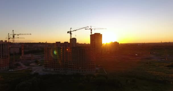 Vista aérea do drone da construção de um complexo residencial novo no por do sol — Vídeo de Stock