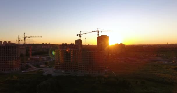 Vue aérienne par drone de la construction d'un nouveau complexe résidentiel au coucher du soleil — Video