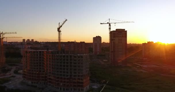 Veduta aerea drone di costruzione di un nuovo complesso residenziale al tramonto — Video Stock