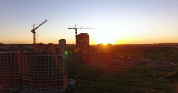 Veduta aerea drone di costruzione di un nuovo complesso residenziale al tramonto — Video Stock