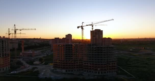 Vista aérea do drone da construção de um complexo residencial novo no por do sol — Vídeo de Stock