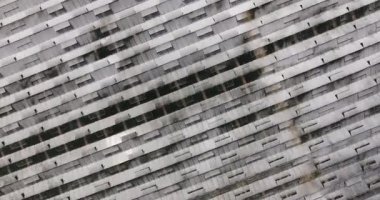 Geniş, modern bir seranın cam çatısının üst manzarası.