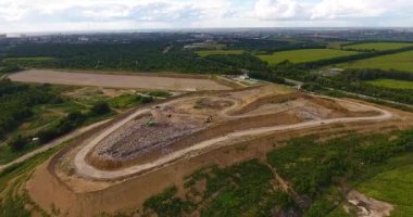 Büyük bir çöp dağı, şehir çöplüğü..