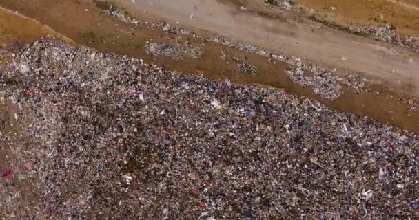 Grande montagna della spazzatura, una discarica cittadina. — Video Stock