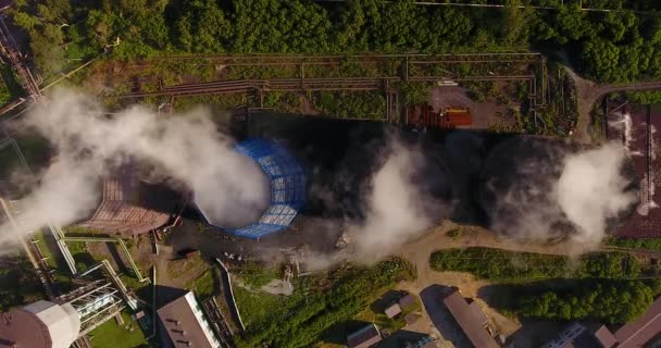 Vue de dessus des cheminées d'usine avec une vapeur épaisse — Video