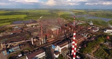 Dışarıda büyük endüstriyel metalurji fabrikası var.