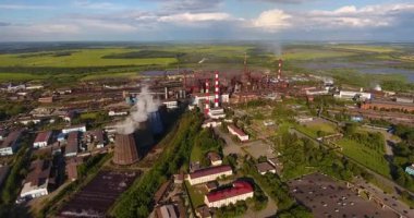 Dışarıda büyük endüstriyel metalurji fabrikası var.