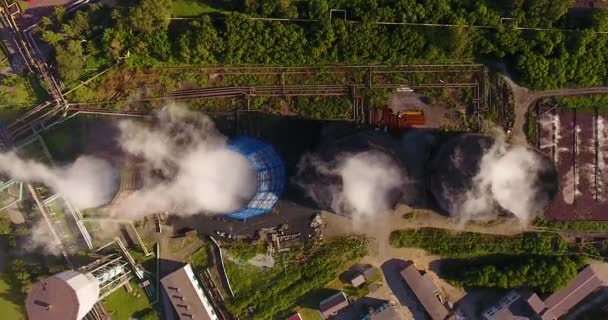 Vue de dessus des cheminées d'usine avec une vapeur épaisse — Video