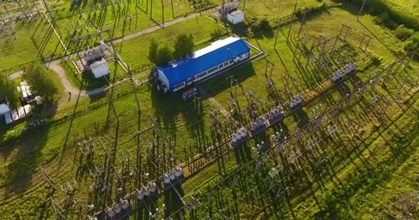 Luchtfoto op elektrisch onderstation met een groot gebouw en transformatoren — Stockvideo