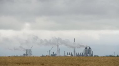 Alandaki büyük endüstriyel kimya fabrikası