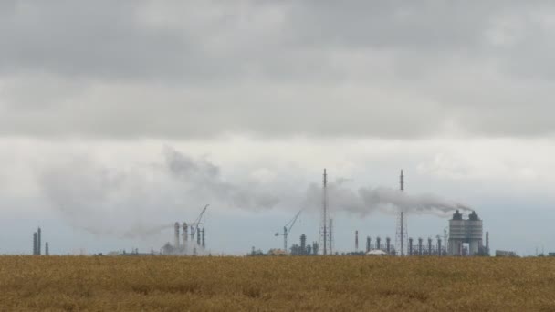 Gran fábrica de productos químicos industriales en el campo — Vídeos de Stock