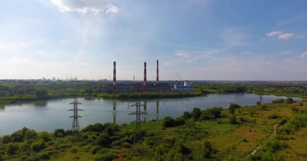 Grande usine industrielle au bord de la rivière — Video