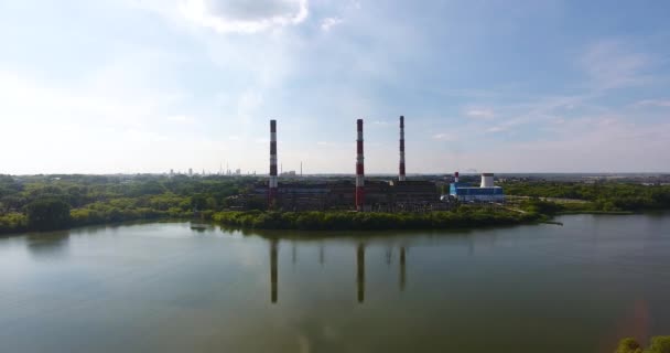 Grande usine industrielle au bord de la rivière — Video