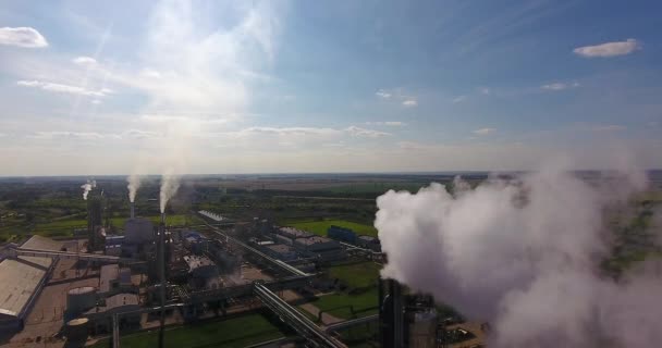 Vapor grueso de una tubería en una fábrica química — Vídeos de Stock