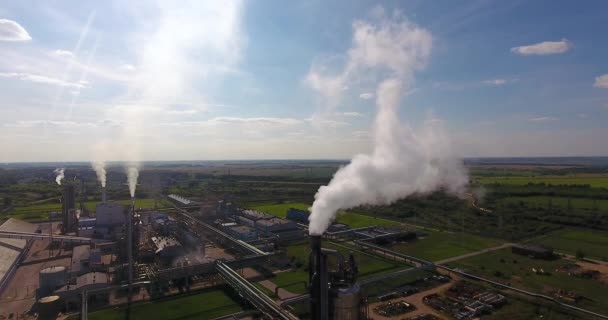 Πυκνός ατμός από σωλήνα σε χημικό εργοστάσιο — Αρχείο Βίντεο