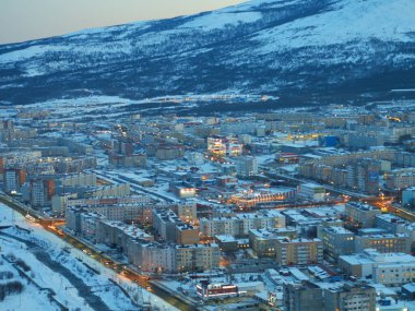 Nigth North Town 'da kış karı ve yarı fiyatına insansız hava aracı.