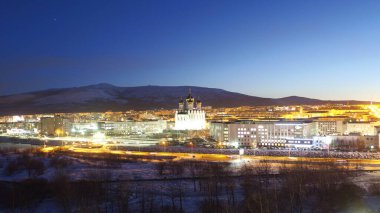 Kışın akşam şehri üzerinde uçuyorum.