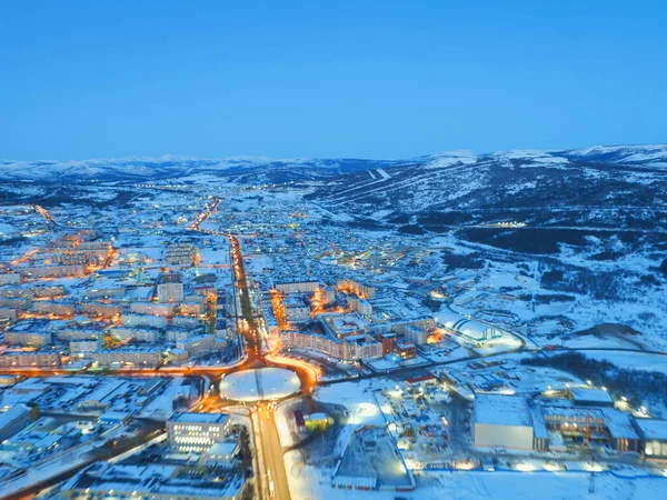 Flygning över kvällen staden på vintern — Stockfoto