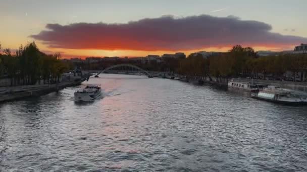 Seine River Med Turbåtar Nära Eiffeltornet Skymningen Paris Frankrike — Stockvideo