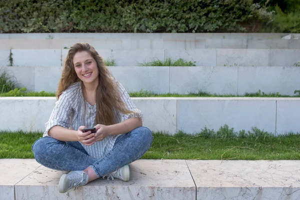 Bella Donna Bionda Che Sorride Alla Telecamera Nel Parco Fotografia Stock