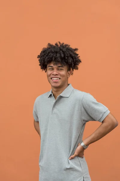 Retrato Del Hombre Afroamericano Sonriente Mirando Cámara Aislado Sobre Fondo — Foto de Stock