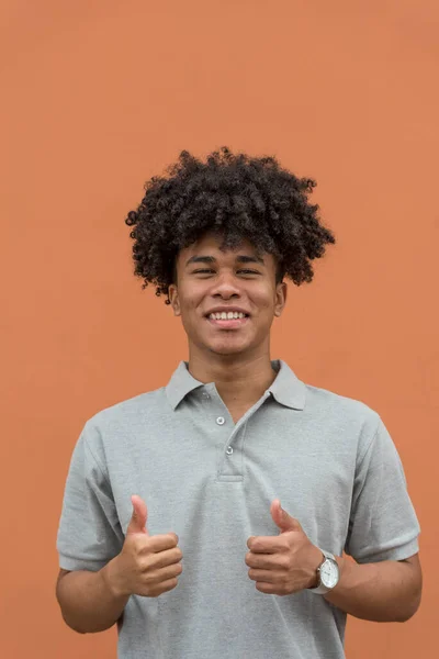 Retrato Homem Afro Americano Sorridente Olhando Para Câmera Isolado Fundo — Fotografia de Stock