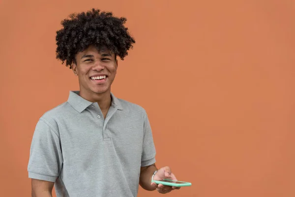 Retrato Jovem Afro Americano Sorrindo Olhando Para Seu Telefone — Fotografia de Stock