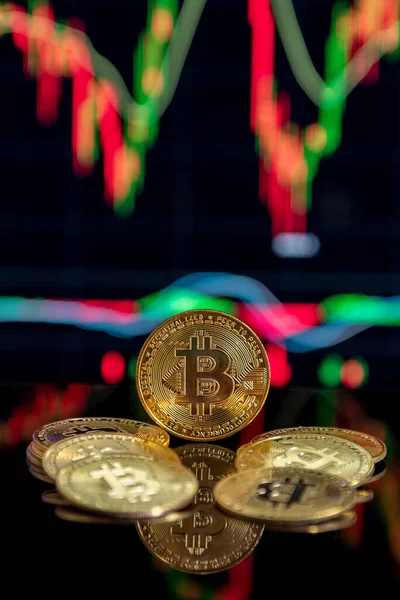 Bitcoin 'in fiziksel versiyonu, sanal para, küresel kripto para birimi ve dijital ödeme sistemi için kavramsal kompozisyon.