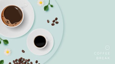Kahve fincanı ve pastel renk düzeniyle kahve molası