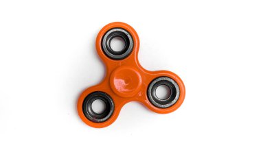 Turuncu hareketli Spinner beyaz arkaplanda izole edilmiş, turuncu bir fırıldak yakın çekim