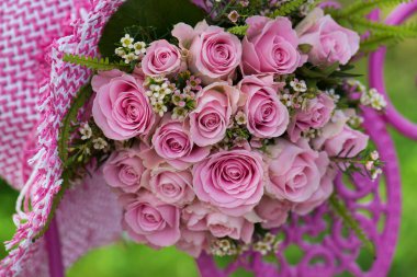 Bahçe sandalyesinde pembe güller çiçek buketi