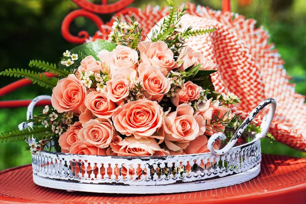 Różowy Bukiet Kwiatów Róż Krześle Ogrodowym — Zdjęcie stockowe