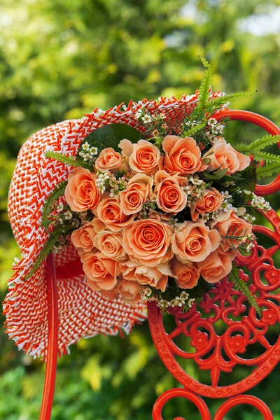 Çiçek buketi bahçe sandalyesinde