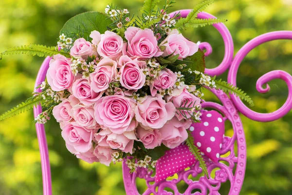 Różowy Bukiet Kwiatów Róż Krześle Ogrodowym — Zdjęcie stockowe