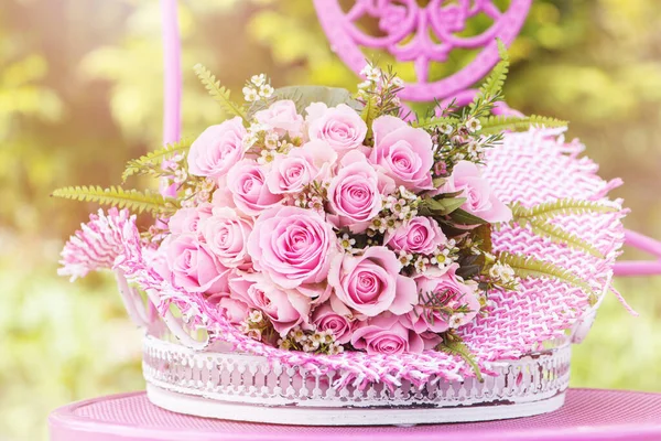 Rosas Rosa Buquê Flores Uma Cadeira Jardim — Fotografia de Stock