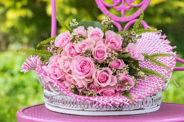 Rosas Rosa Buquê Flores Uma Cadeira Jardim — Fotografia de Stock