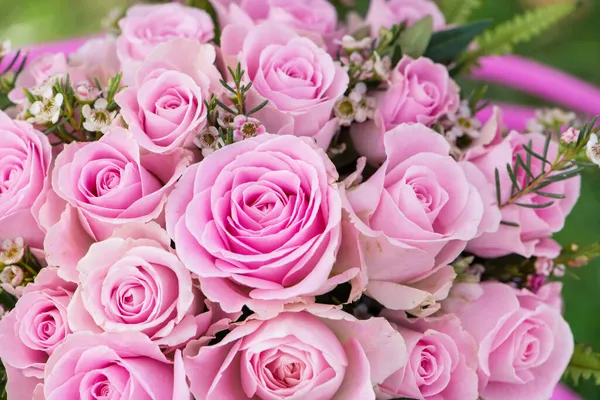Mawar Merah Muda Buket Bunga Kursi Taman — Stok Foto