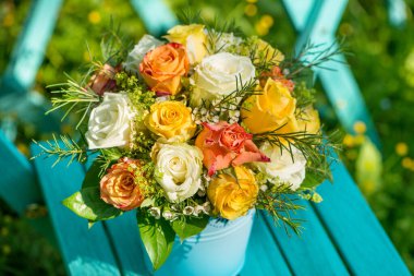 Bahar bahçesinde renkli güller.