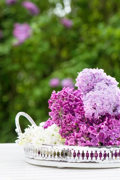 Bunga Ungu Berwarna Warni Pada Tablet Kayu — Stok Foto