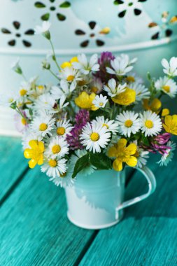 Küçük bir saksıda yabani çiçek buketi