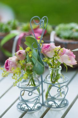 Güllü küçük şişeler