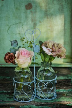 Çiçekli küçük şişeler