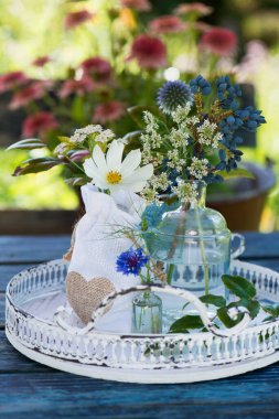 Bahçedeki küçük yabani çiçek buketi