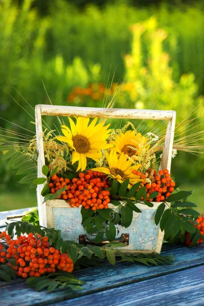 Sommerblumen Einer Holzkiste — Stockfoto