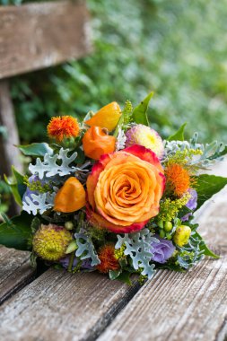 Renkli yaz çiçeği buketi 